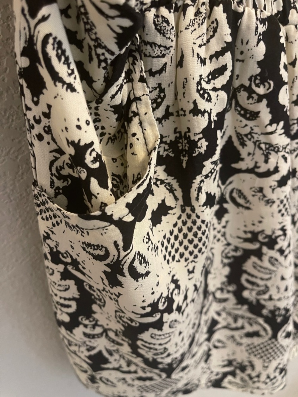 (New) Women's Black and Cream Sleeveless Printed Roomper - Picture 3 of 6